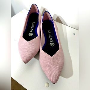 Size 7 pointed Rothy’s in blush